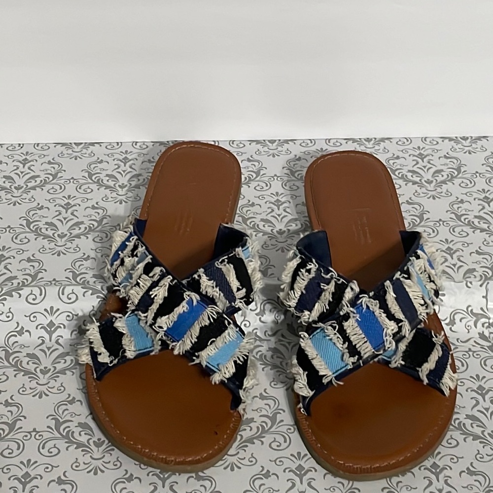 Toms, Viv fringed, slip on, flat sandals.
